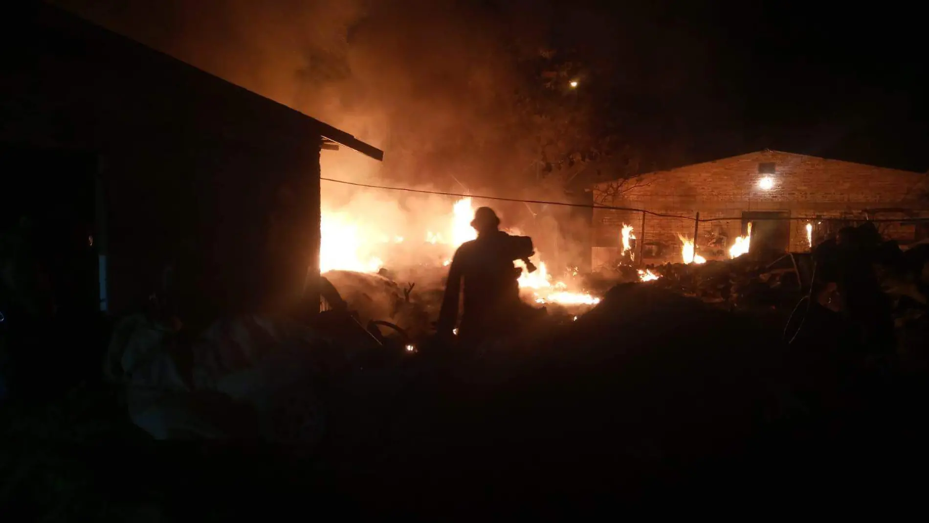 Voraz incendio de basura fue controlado por los bomberos, tras poco mas de 1 hora de trabajo en un domicilio de la avenida Coahuila entre calles 26 y 27, hoy en la madrugada